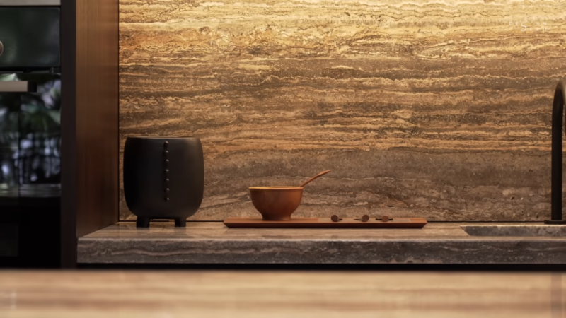 Moderan enterijer sa mermernim zidom i neutralnim tonovima koji stvaraju luksuznu atmosferu
